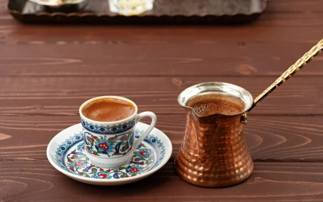 بسیاری هنوز روش دم کردن قهوه ترک بر روی اجاق گاز را نمی‌دانند