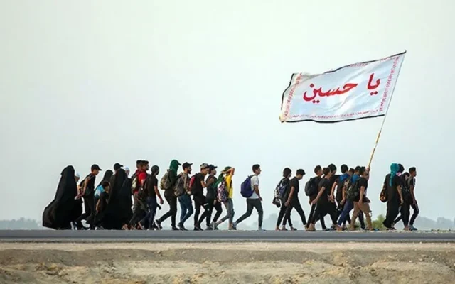 زائران ایرانی مسیر راهپیمایی اربعین را پاکسازی می‌کنند