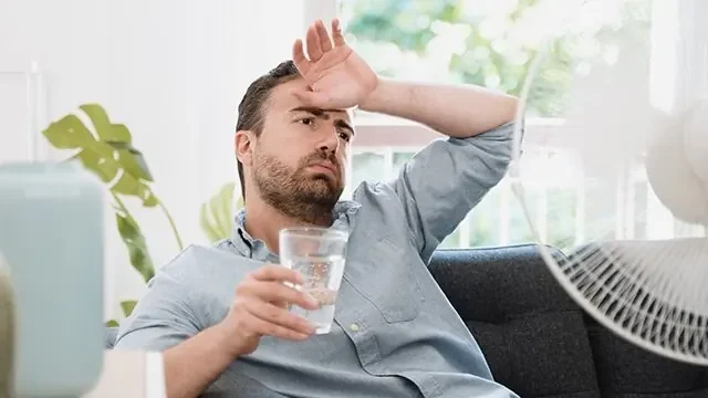 چهار آسیبی که خوابیدن با پنکه روشن به بدن می‌زند