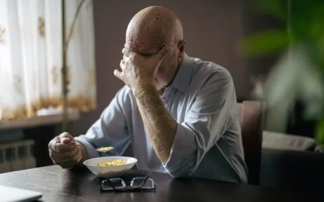 چرا افراد تنها بیشتر در معرض کمبود ویتامین هستند؟
