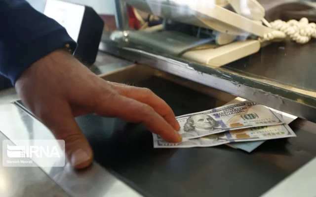 کارشناس اقتصادی: بازگشت ارز صادراتی از جذب ارزهای خانگی اهمیت بیشتری دارد