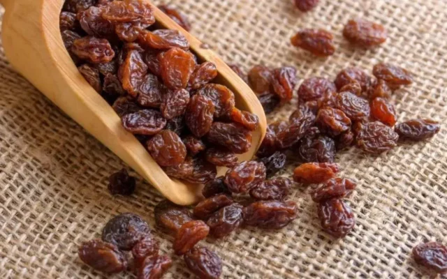 چگونه کشمش را تمیز کنیم؟ روش درست شستن و پاک‌سازی کشمش در خانه