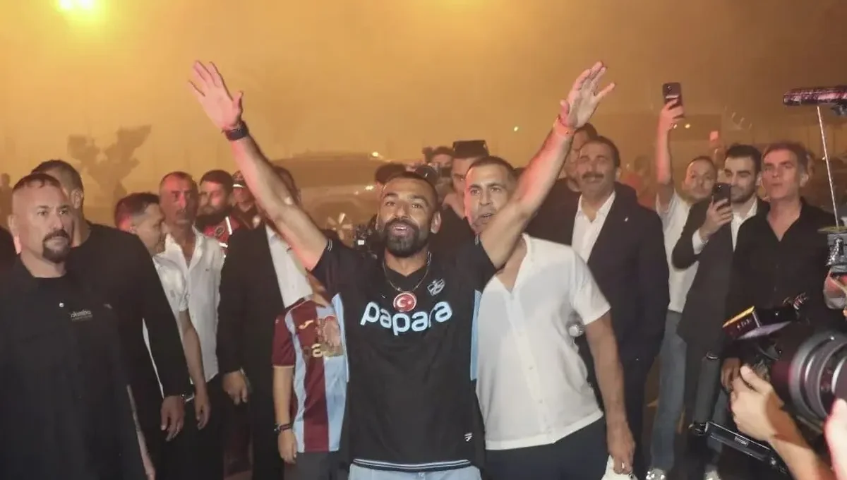 ویدئو| استقبال گرم از محمد صلاح؛ شماره ۱۰ جدید ترابزون به شهر رسید