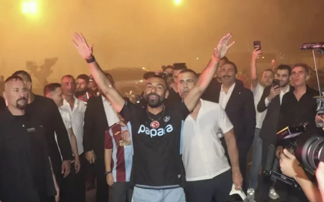 ویدئو| استقبال گرم از محمد صلاح؛ شماره ۱۰ جدید ترابزون به شهر رسید