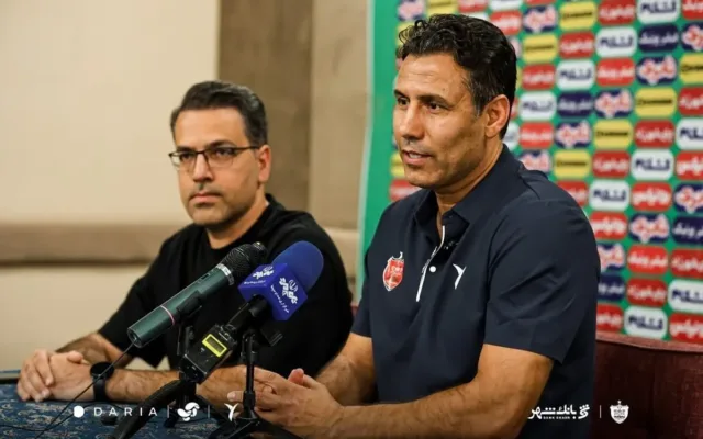 پرواز پرسپولیس با تأخیر ۱۰۰ دقیقه به اصفهان رسید؛ تارتار به نشست خبری دربی نرسید